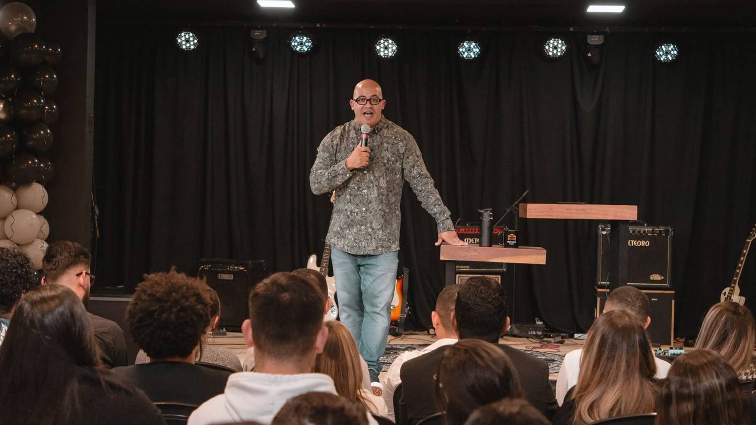 Marcelo Bigardi durante uma palestra para plateia corporativa