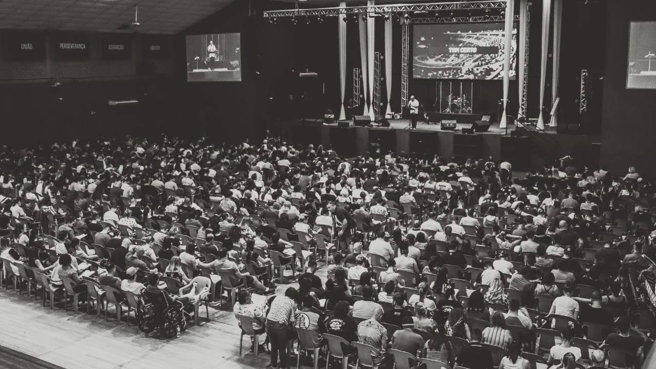 Auditório lotado durante palestra
