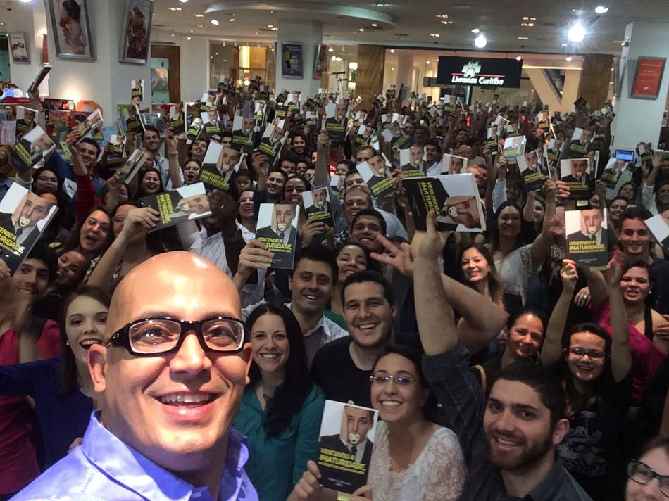 Marcelo Bigardi com a plateia ao fim de um evento