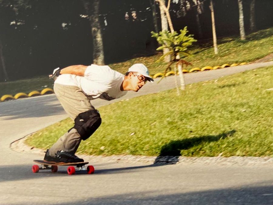 Marcelo Bigardi descendo de skate na modalidade downhill speed