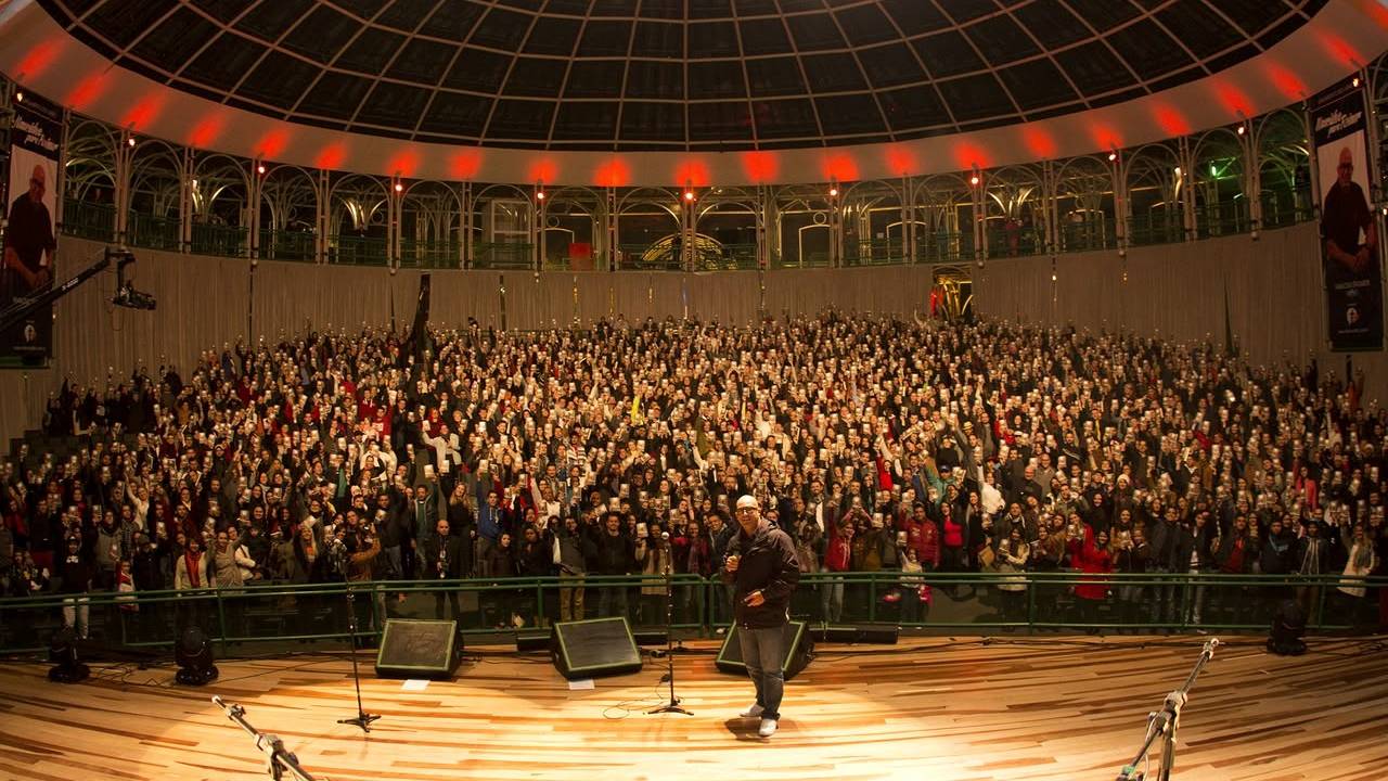 Palestra em teatro com plateia completa